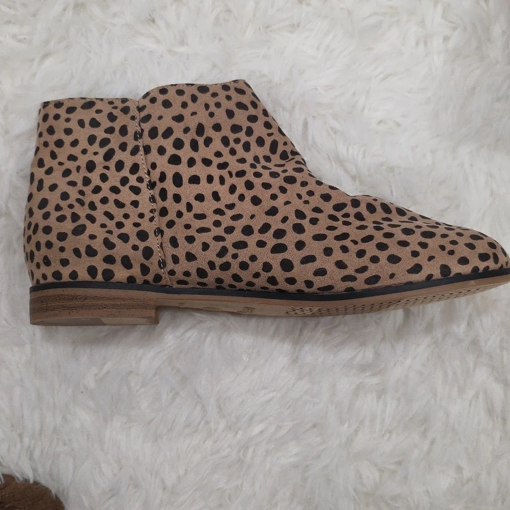 Cat & Jack LeopardPrint Booties. Size 5